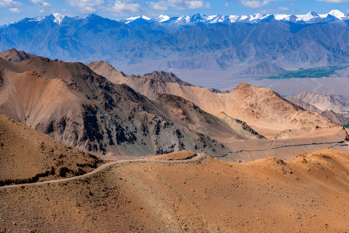khardung pass highest motorable road